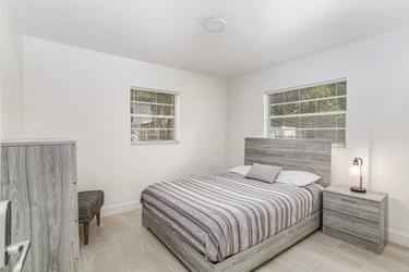 Room in a 8 Bedroom Apartment, 32216 (3854)