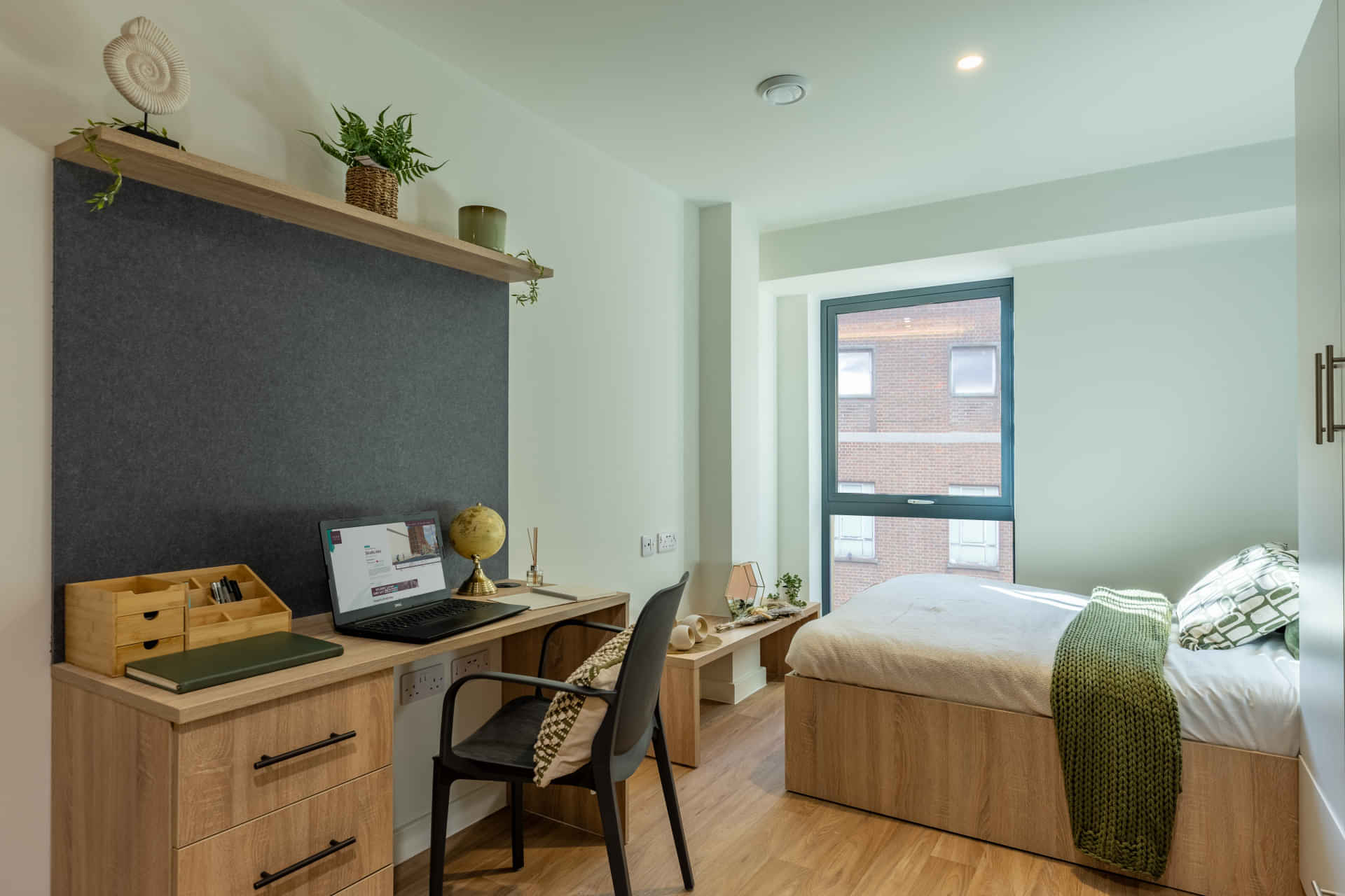 Straits Aire, Leeds - 1