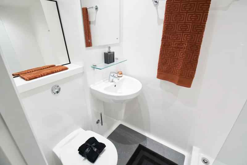 Standard Studio – Ensuite – Image 3
