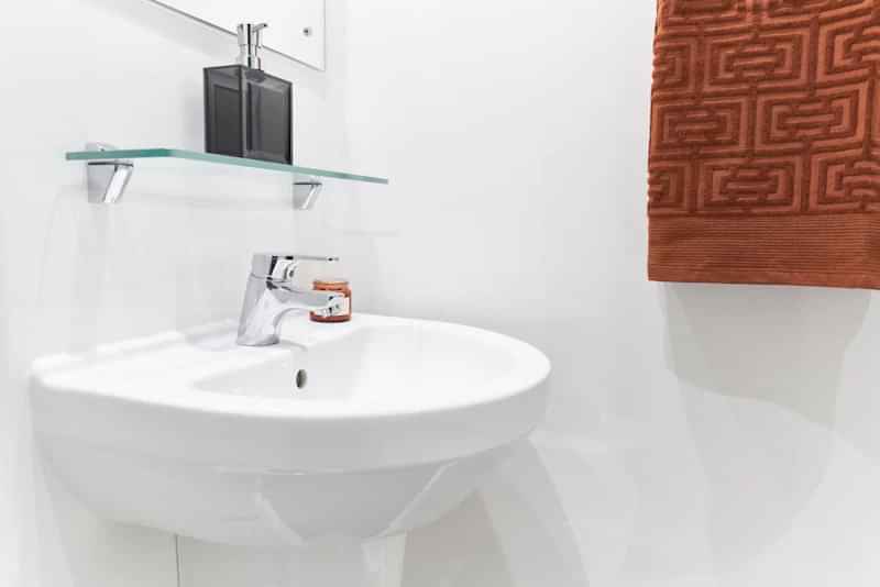 Standard Studio – Ensuite – Image 2