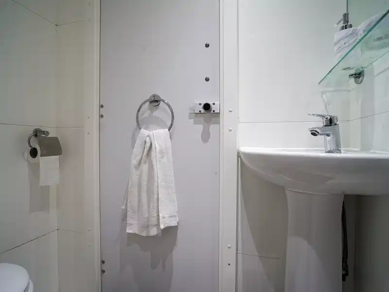 Essential 5 Bed – Ensuite – Image 4