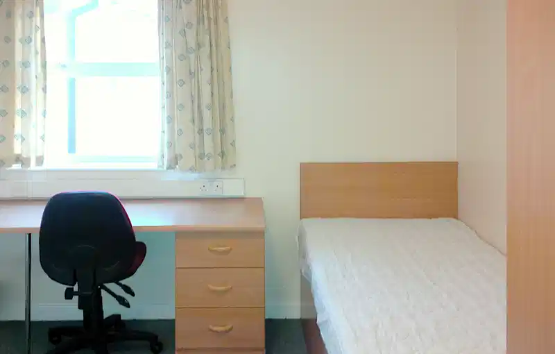 Essential 5 Bed – Ensuite – Image 1