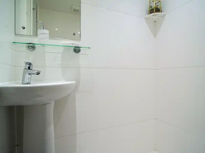 Essential 5 Bed – Ensuite – Image 5