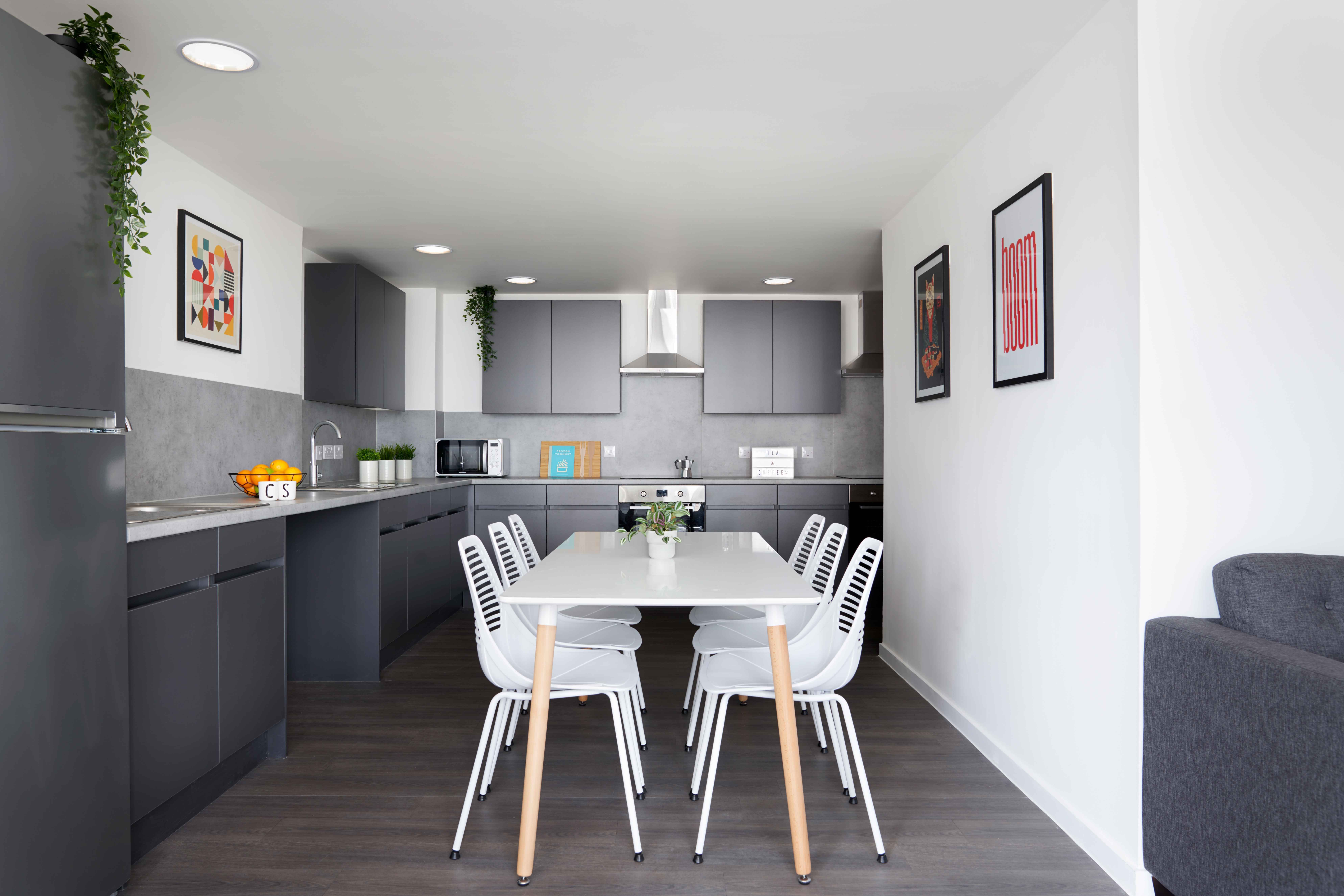 Accessible Deluxe En-suite – Ensuite – Image 3